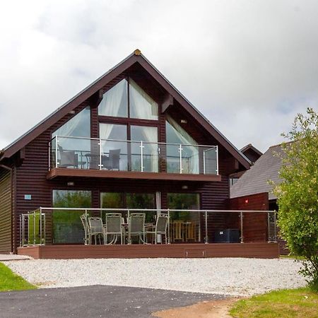 Kingfisher Hot Tub & Log Burner House On Premium Lakeside With Resort Facilities St Columb Major Extérieur photo