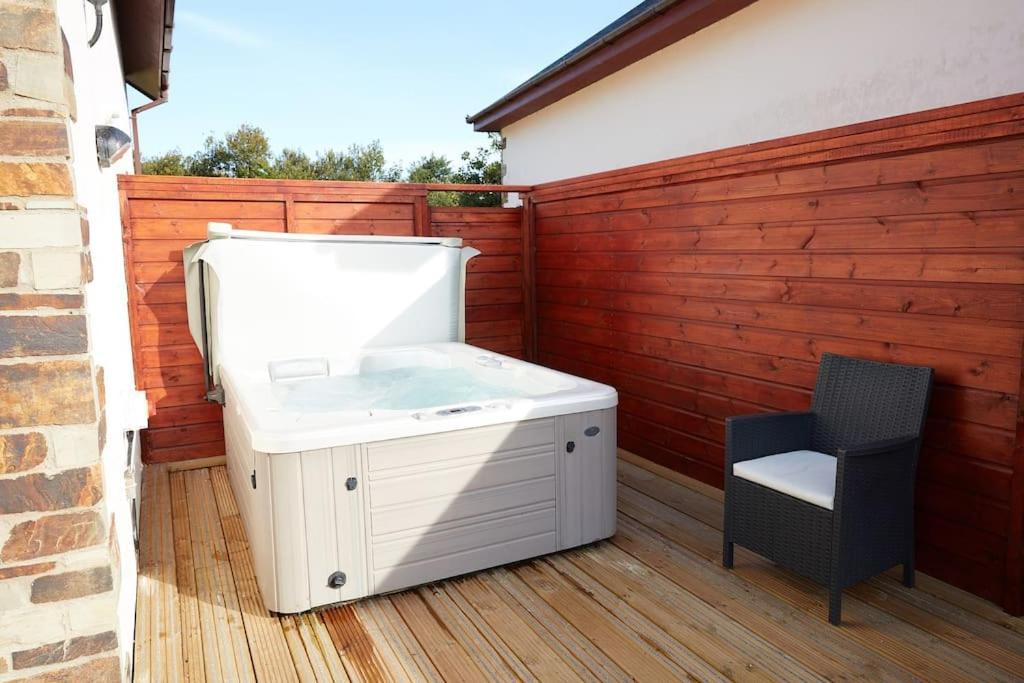 Kingfisher Hot Tub & Log Burner House On Premium Lakeside With Resort Facilities St Columb Major Extérieur photo