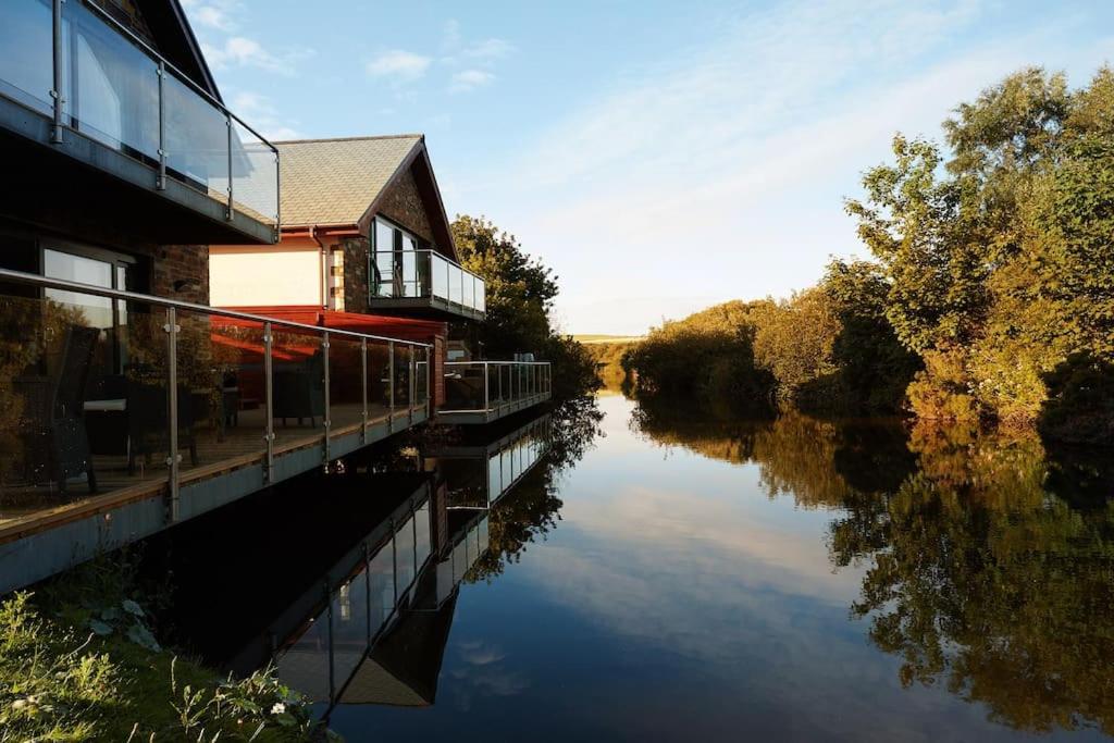 Kingfisher Hot Tub & Log Burner House On Premium Lakeside With Resort Facilities St Columb Major Extérieur photo