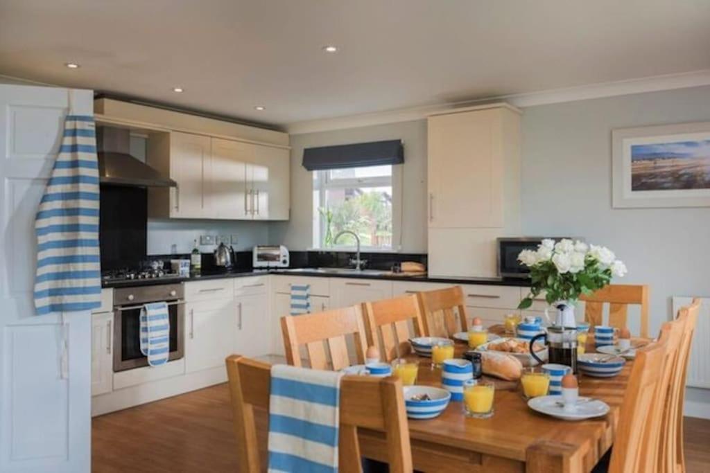 Kingfisher Hot Tub & Log Burner House On Premium Lakeside With Resort Facilities St Columb Major Extérieur photo