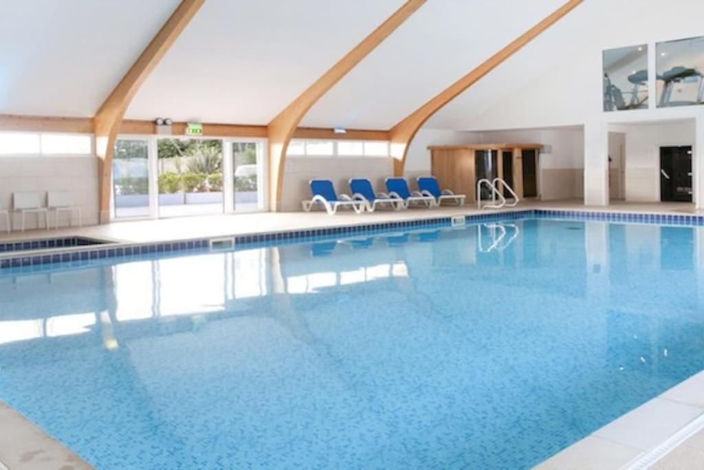 Kingfisher Hot Tub & Log Burner House On Premium Lakeside With Resort Facilities St Columb Major Extérieur photo