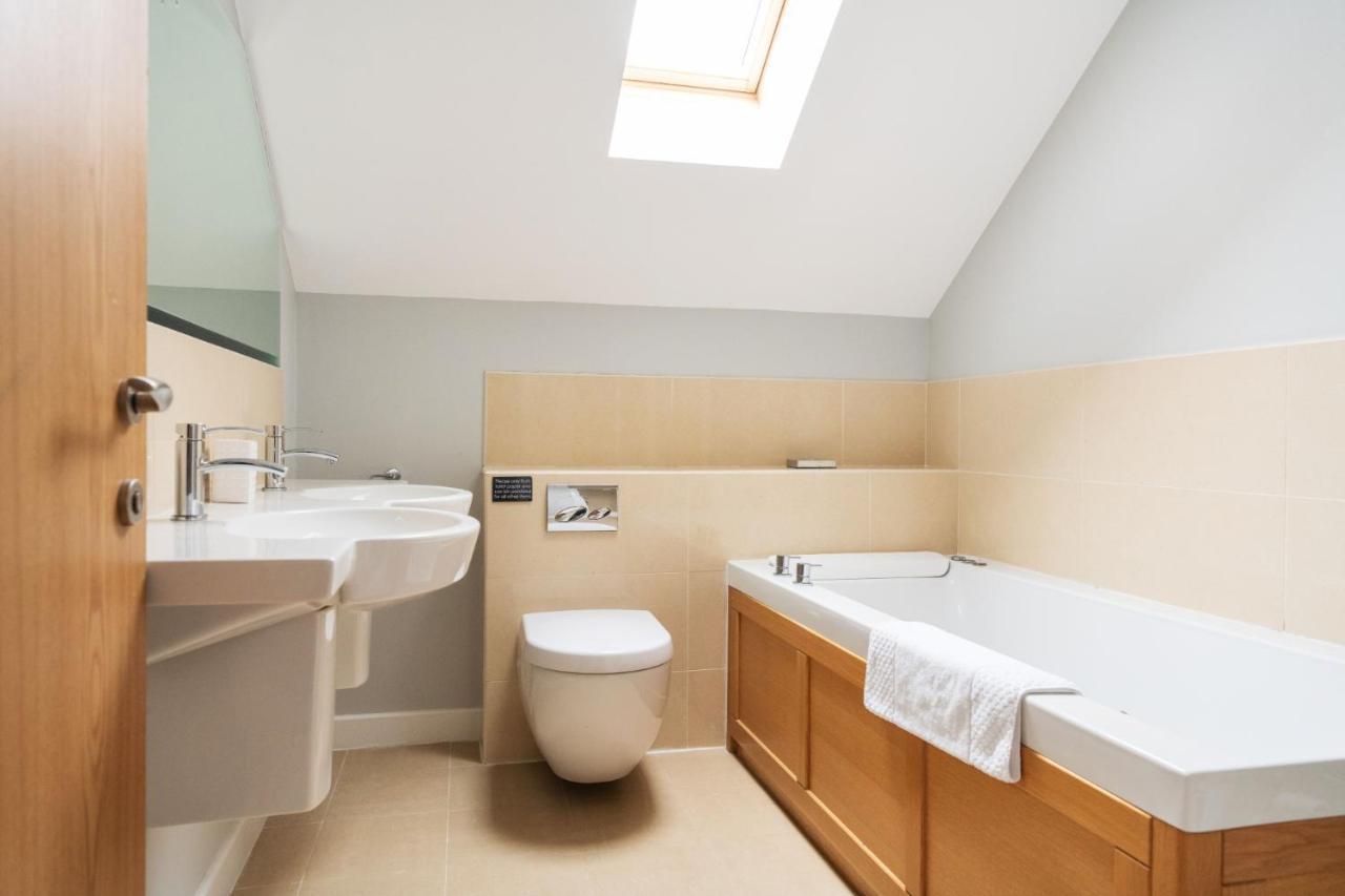 Kingfisher Hot Tub & Log Burner House On Premium Lakeside With Resort Facilities St Columb Major Extérieur photo
