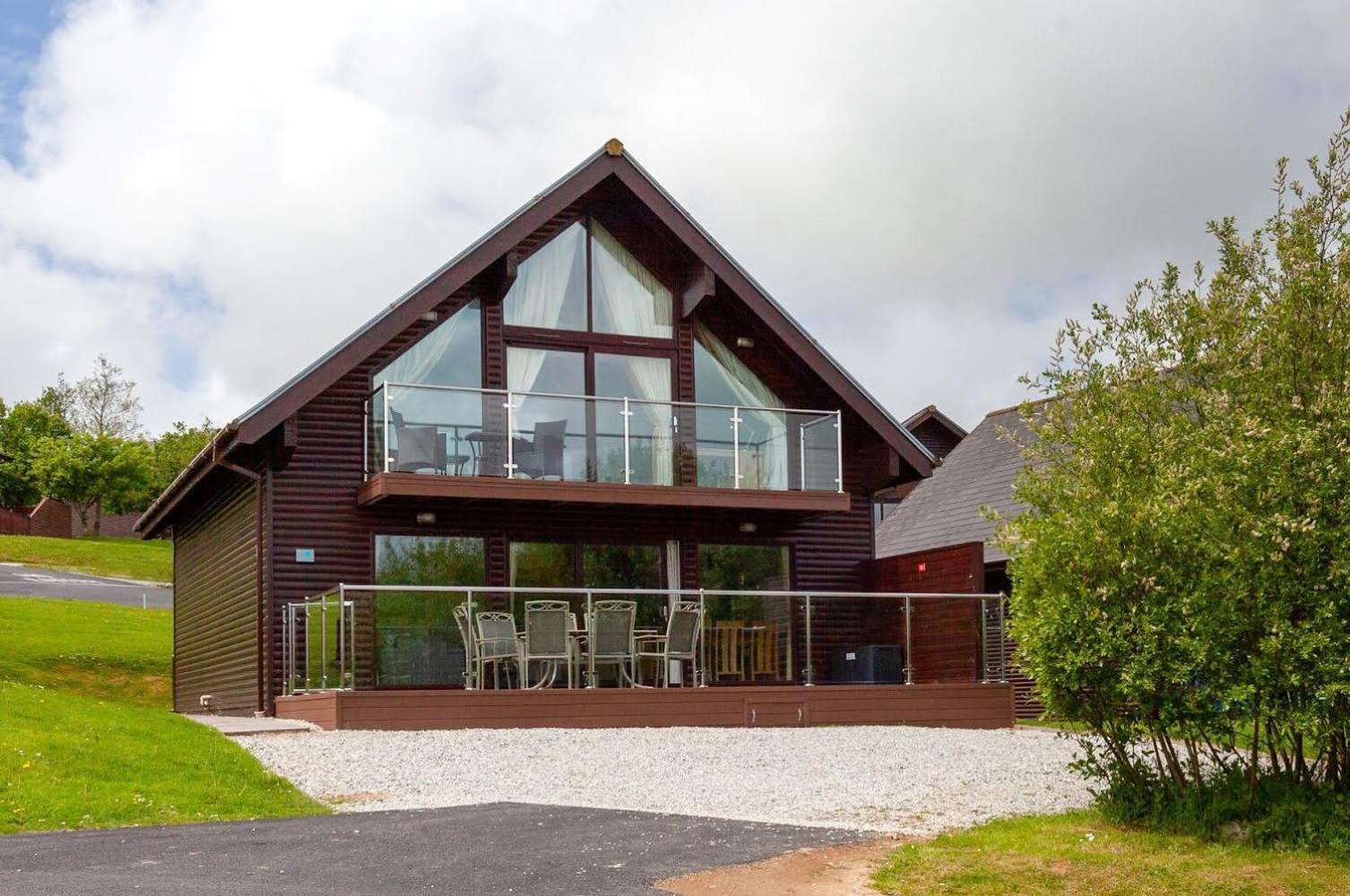 Kingfisher Hot Tub & Log Burner House On Premium Lakeside With Resort Facilities St Columb Major Extérieur photo